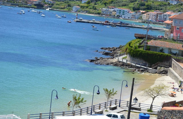 Apartment with wifi, on the beach with pool, parking and barbecue