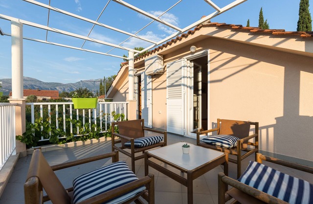 Apartment Zora - Two Bedroom Apartment with Terrace and Garden View