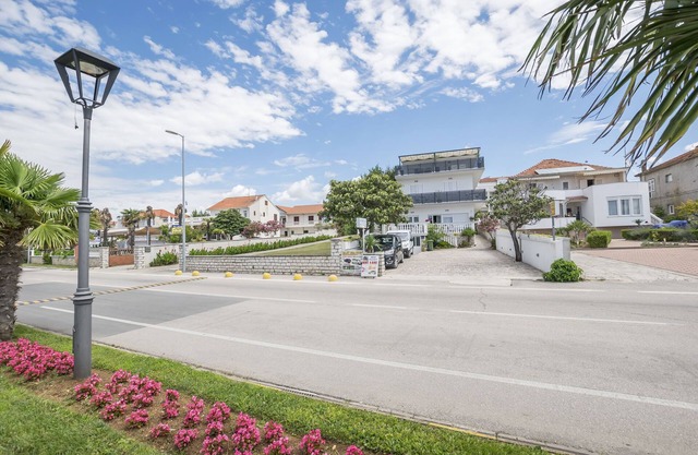 Apartments and Rooms Mare