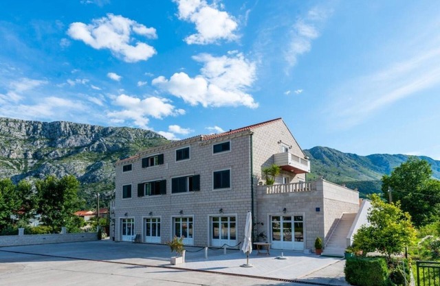 Apartments Azzurro- Three Bedroom Apartment with Terrace and Hot Tub (Azzurro I-donji)