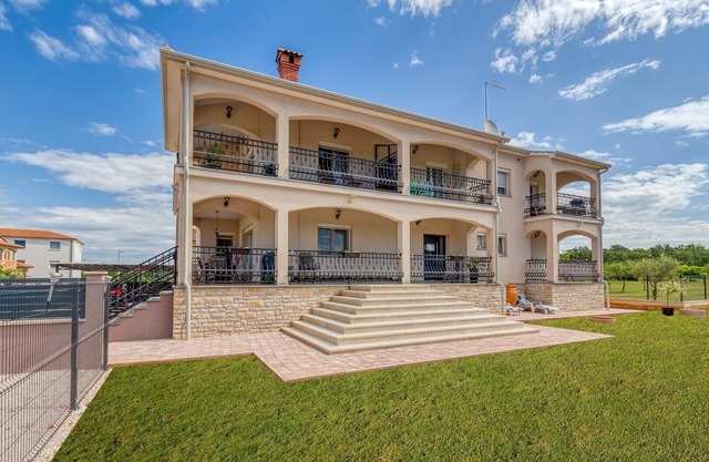 Apartments Covic/Three-Bedroom Apartment Black A6