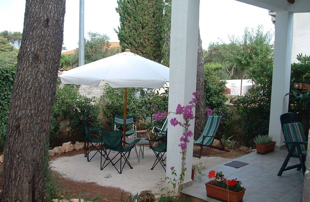 Apartments Dinka (10225-A1) - Mirca - island Brac