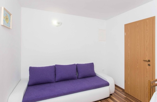 Apartments Djurkovic - One-Bedroom Apartment with Shared Terrace and Sea View