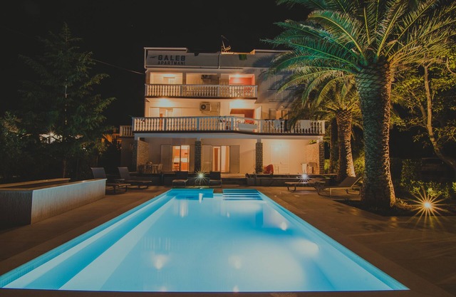 Apartments for 12 with Pool and Terrace in City