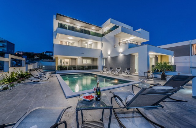 Apartments for 18 with Pool