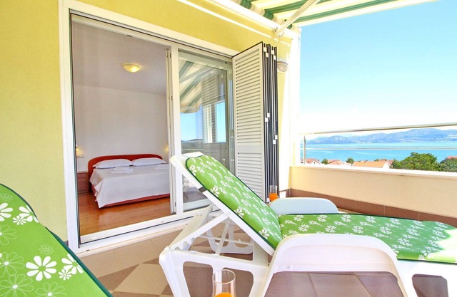 Apartments Gusti - Two-Bedroom Apartment with Balcony and Sea View