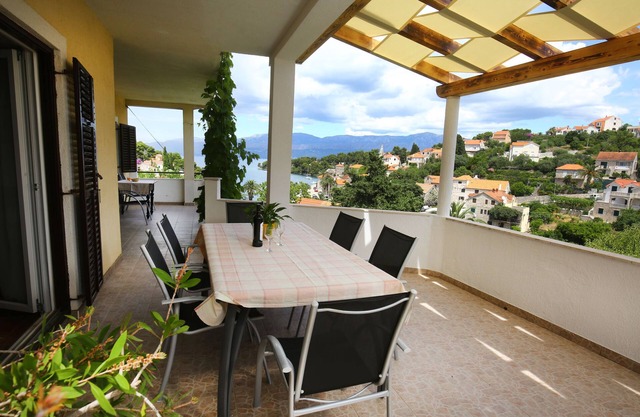 Apartments Boro (33301-A1) - Splitska - island Brac
