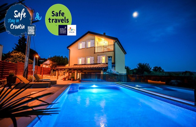 apartments Juros Sveti Vid 2 with pool