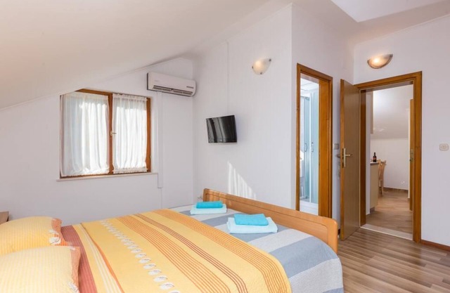 Apartments Memunić - One Bedroom Apartment with Garden View