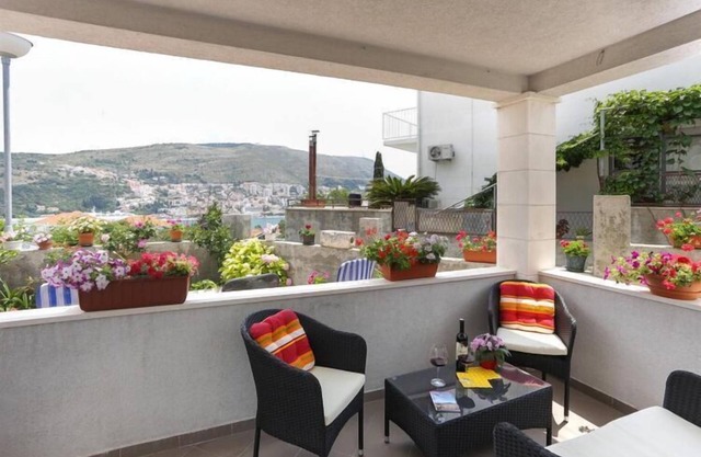 Apartments Pojko - One-Bedroom Apartment with Terrace (Yellow)