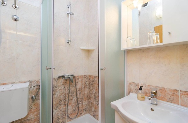 Apartments & Rooms Barišić - Standard Double Room with Balcony and Garden View (Soba 5)