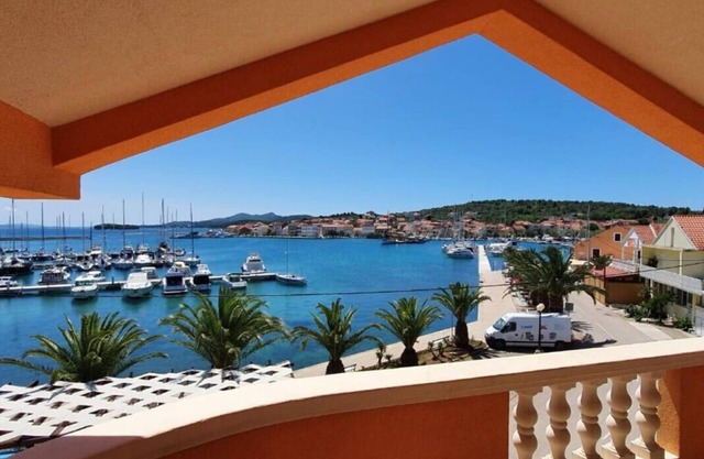 Apartments Sea view (10543-A3) - Kukljica