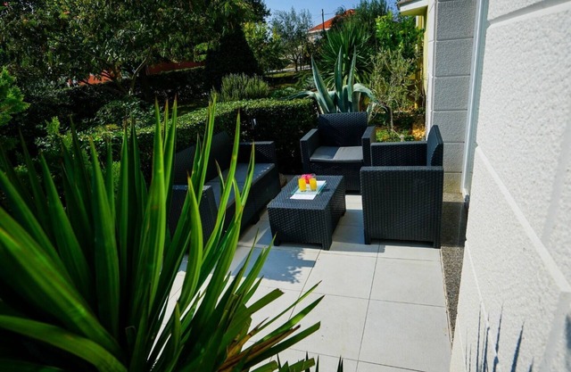 Apartments Secret Garden (10998-A4) - Razanac