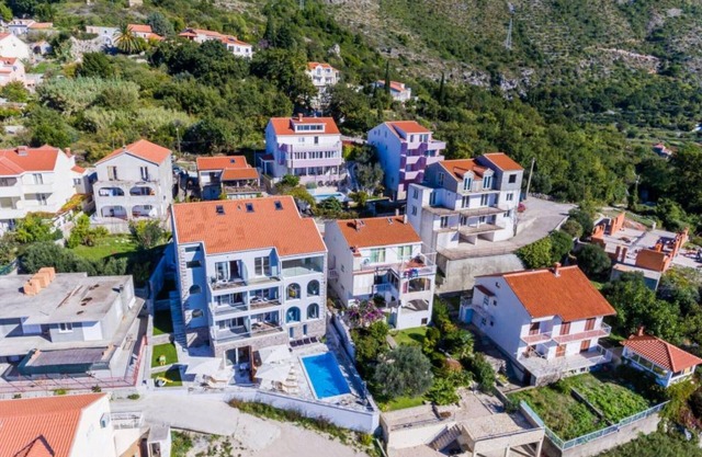 Apartments Villa Capitano - Two Bedroom Apartment with Balcony and Sea View (CRNI)