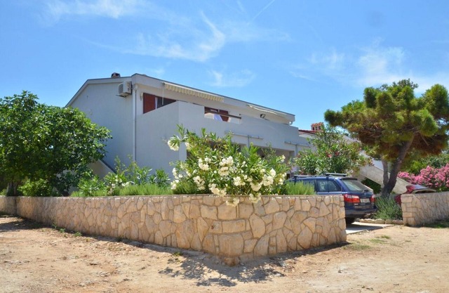 Apartments Vlado, (16208), Povljana, hr