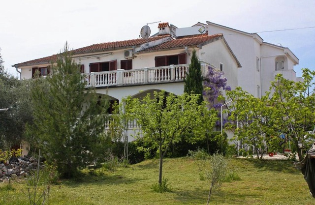 Apartments with a parking space Porat, Krk - 5322