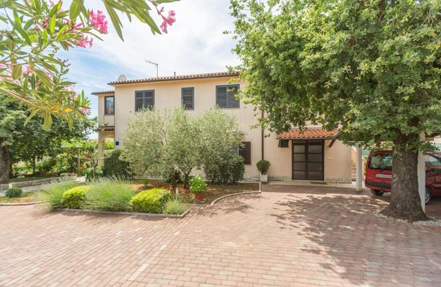 Apartments with parking space Kukci, Porec - 7166