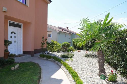 Apartments with parking space Rijeka - 23345