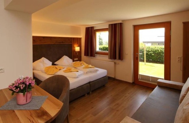 App. 8 - Wohn-/schlafraum, Dusche, WC - Hotel Appartement Hochkönig