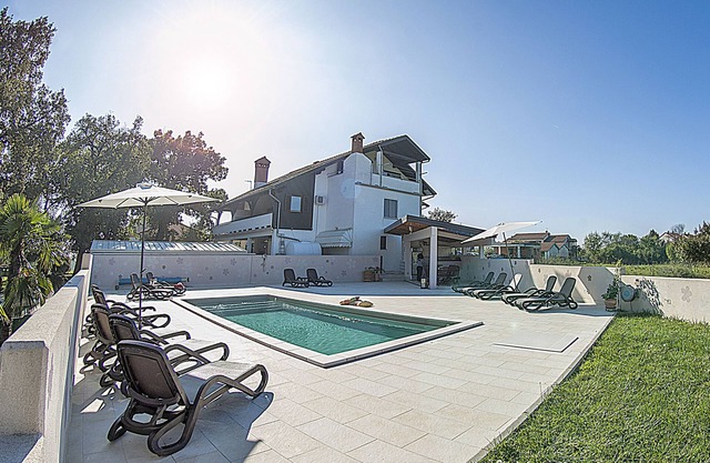 APP4 Romantic villa with pool - 5 min from the beach!