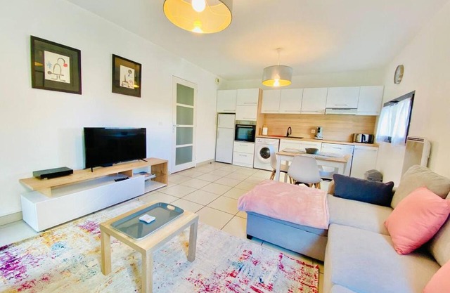 APPARTEMENT 2 CHAMBRES AVEC BALCON ET PARKING