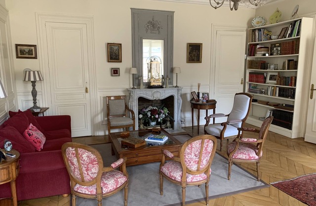 Appartement 3 Pièces , Parking, Près Château et Gares Pour Paris