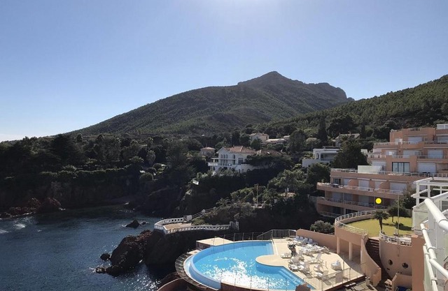Appartement 3 pièces pieds dans l 'eau front de mer sur la côte d'Azur