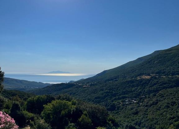 Appartement dans maison de village vue mer