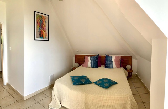 Appartement le Guétali, T3 de 60m² à l'étage, 2 chambres. Vue jardin et mer
