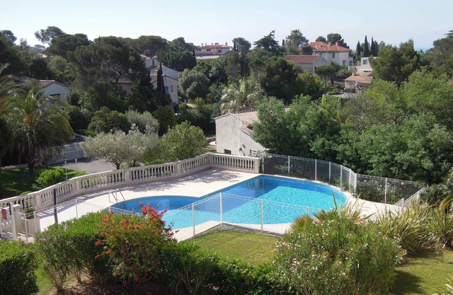 Appartement MER Côte d'AZUR St RAPHAËL Gd F2 pour 4 personnes PISCINE
