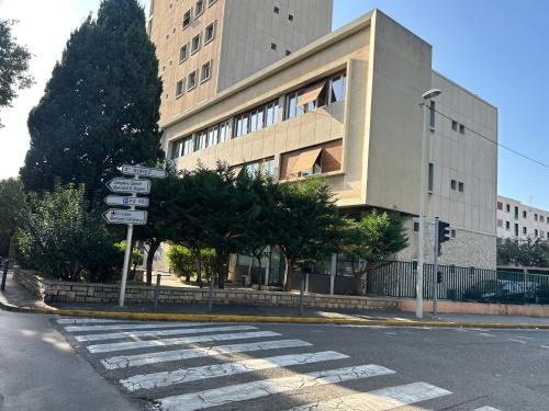 Appartement Standing, Parkings devant le Velodrome