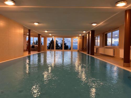 Appartement Wolke7 byTILLY - Im Skigebiet Gerlitzen auf 1500m Seehöhe - familienfreundliche 3 Zimmer Wohnung - Hallenbad im Haus - moderne Küche mit Vollausstattung - Balkon - traumhafte Aussicht über ganz Kärnten - himmlisch bequeme Boxspringbetten