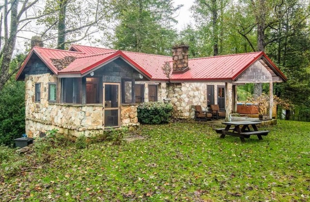 Apple Valley Cabin; secluded, Hendersonville, private historic cabin with stream and more!