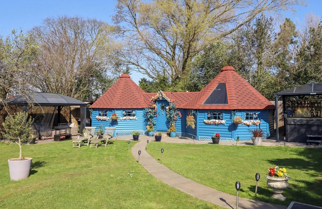 APPLEJACKS ORCHARD, pet friendly, with hot tub in Holywell