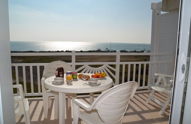 -APPT A 104 - Apt Sea front two heated pools family residence