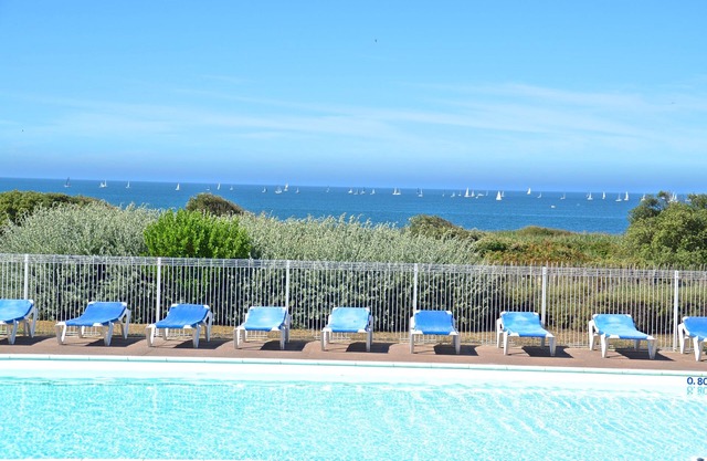 APPT C107 - Apt Waterfront, 2 heated pools, family residence