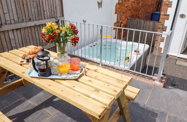 APRIL COTTAGE, family friendly, with hot tub in Filey