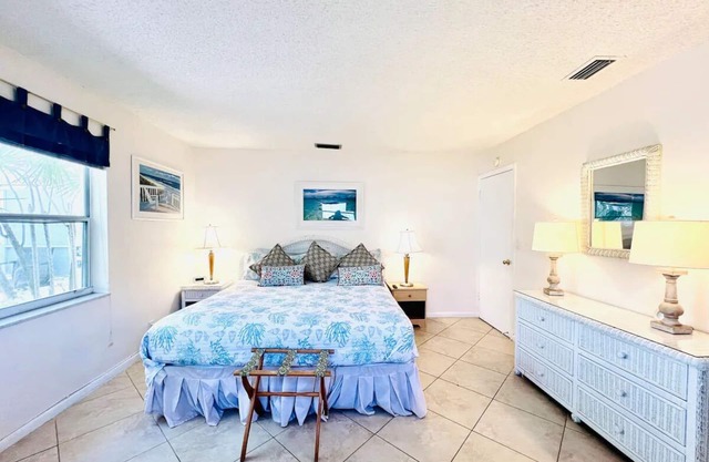Apt#1-Charming relaxing -beautiful APT-80yard walk to the BEACH wBBQ/Patio