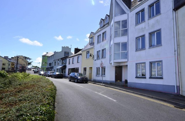 Apt 235 - Roundstone - sleeps 4 guests in 2 bedrooms