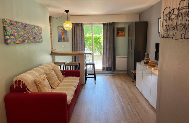 Apt, 4 pers, swimming pool, parking, 2 min walk from the beach