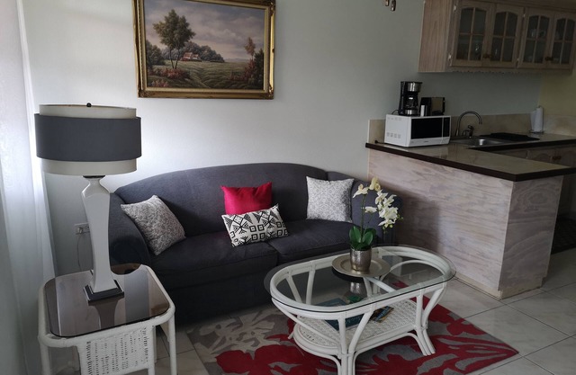 Apt 5 Balcony Rock - Air conditioned apartment 6 minutes walk from the beach
