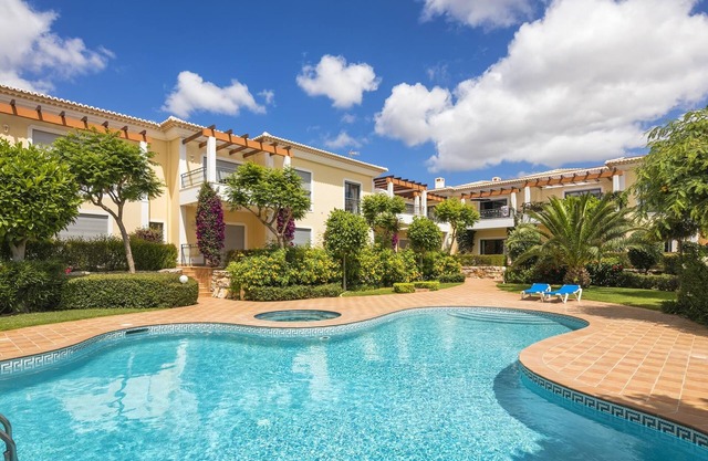 Apt. Del Rey, with pool, private garden & near the beach