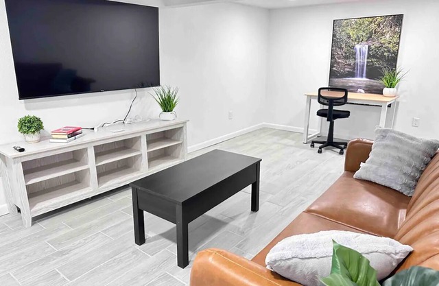 Apt Monroe III, Cozy Modern Stay - Fast Wifi