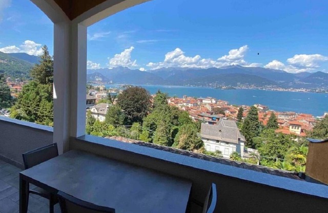 Apt nr centre of Stresa ,balcony, WiFi, air/con and wonderful view over the lake