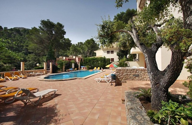 Apt. Roble with balcony, communal pool, close to the beach 300 m, Wifi