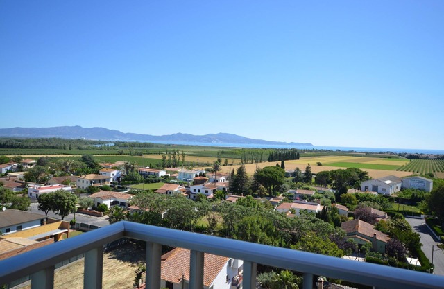 Apt TCanigo 8D - Swimming pool and communal parking, Wifi, A/C, fantastic views.