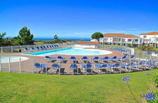 - Apt Waterfront A101-two heated pools secure family residence