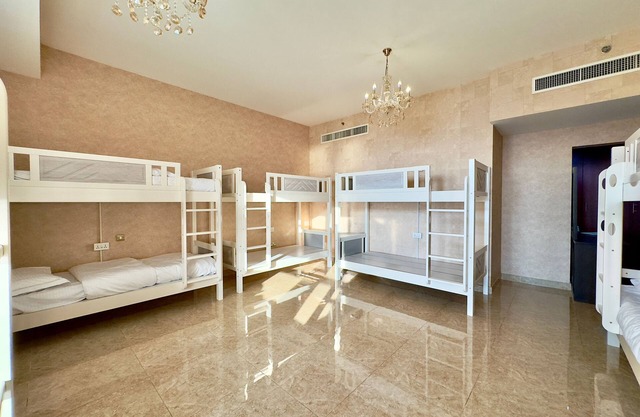 AR Holiday Home JBR 2, 5 minutes to the beach!