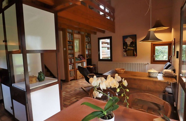Architect-Designed Chalet. Spacious 2BR. Sleeps 6. Peaceful with Garden and River. Proximity to Ski Bus