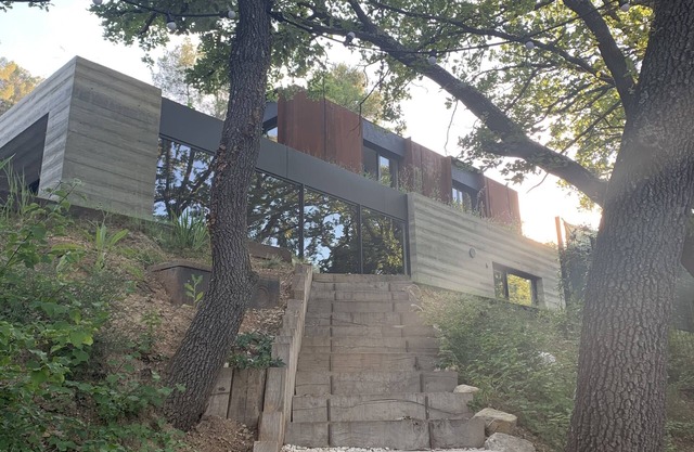 Architect-designed house between Aix en Provence and Marseille